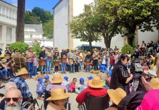 Diferentes xeracións enchen a praza Isabel II de flores para celebrar a XV Festa dos Maios